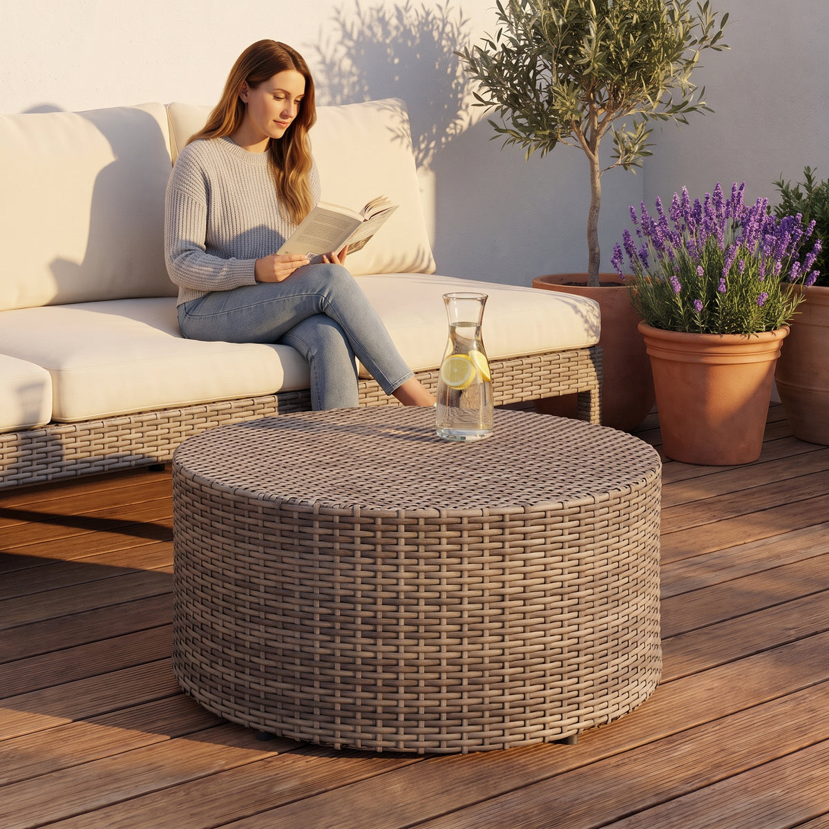 Table basse ronde de jardin en résine tressée Tonda gris au quotidien : lecture au coucher du soleil, citronnade sur le plateau #Couleur_Gris