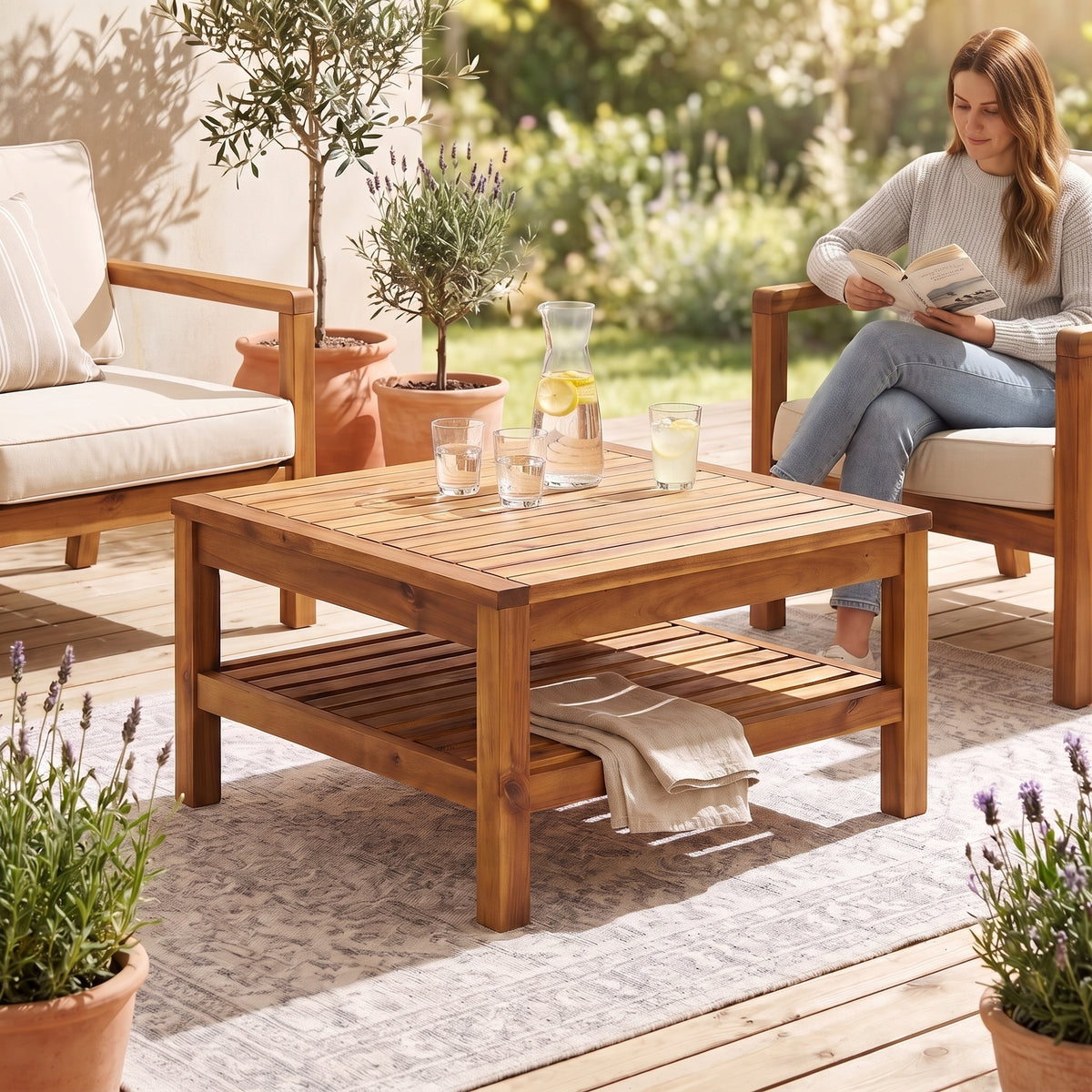 Petite table basse de jardin en acacia massif Soléa au quotidien : lecture au coucher du soleil, citronnade sur le plateau 