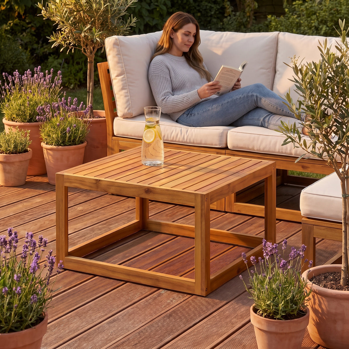 Table basse carrée de jardin en acacia Verano au quotidien : lecture au coucher du soleil, citronnade sur le plateau 
