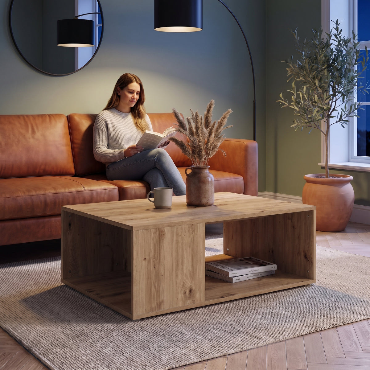 Table basse design décor bois avec niche Otava chêne artisanal au quotidien : lecture du soir, tasse de thé posée sur le plateau #Couleur_Chêne artisanal