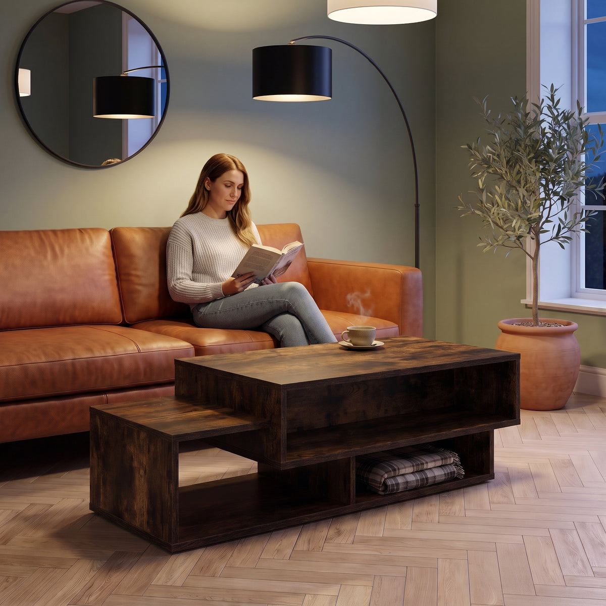 Table basse double plateau décor bois Mezza chêne fumé au quotidien : lecture du soir, tasse de thé posée sur le plateau #Couleur_Chêne fumé