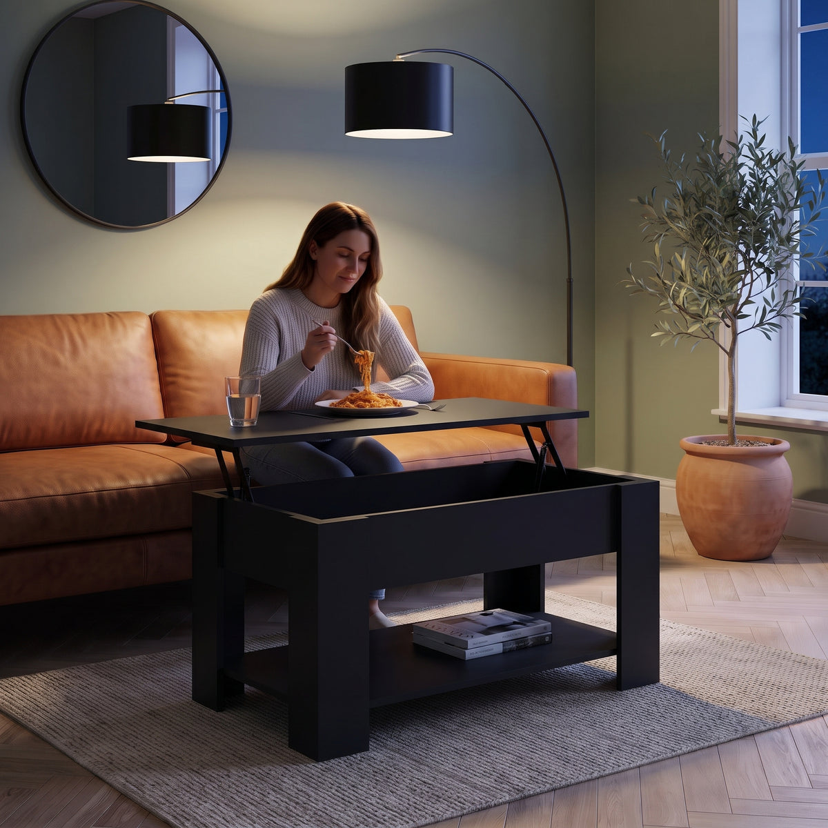 Table basse relevable avec rangement Onda noir , 101 × 49 × 52 cm au quotidien : dîner devant un film sur le plateau relevé #Couleur_Noir #Dimensions_101 × 49 × 52 cm