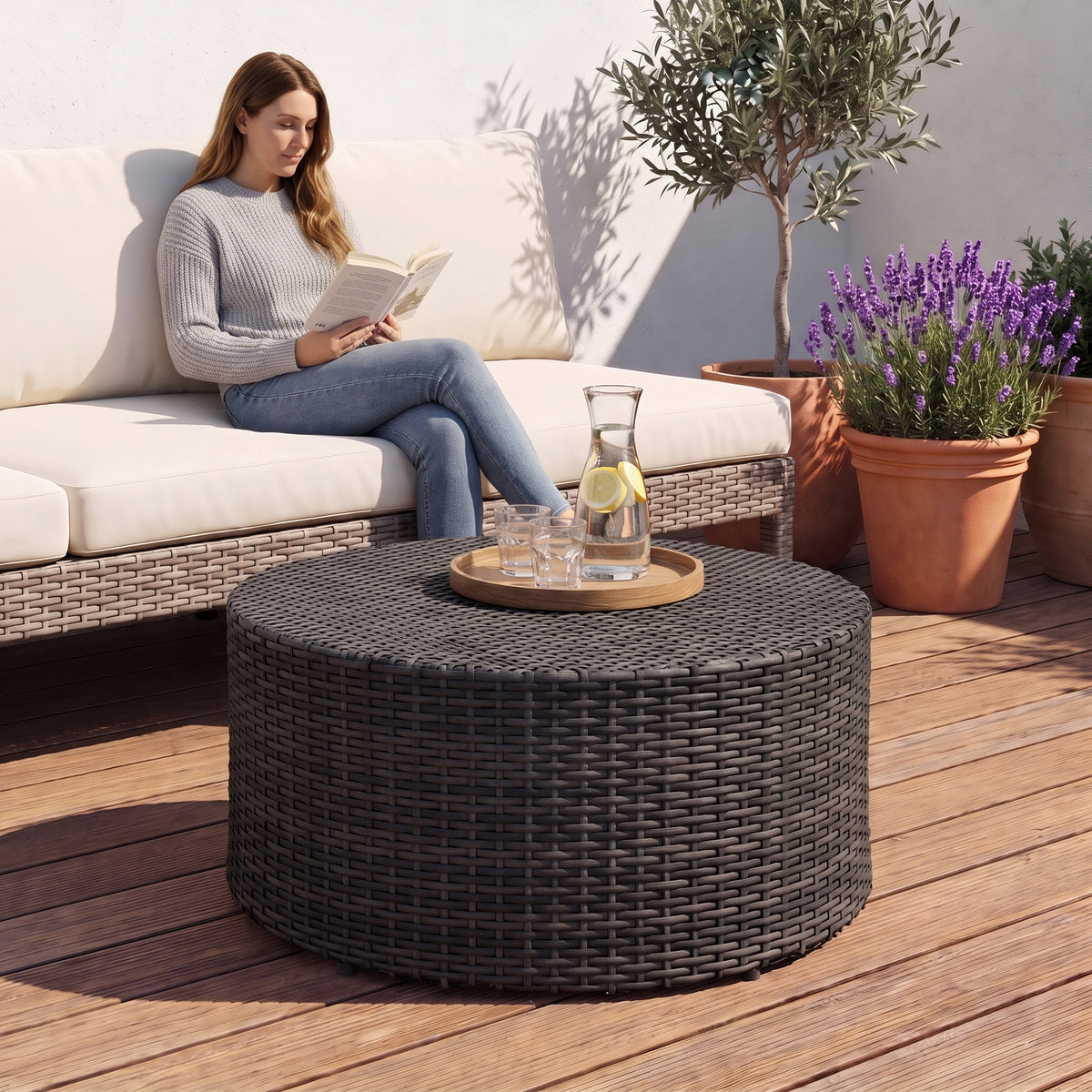 Table basse ronde de jardin en résine tressée Tonda noir au quotidien : lecture au coucher du soleil, citronnade sur le plateau #Couleur_Noir