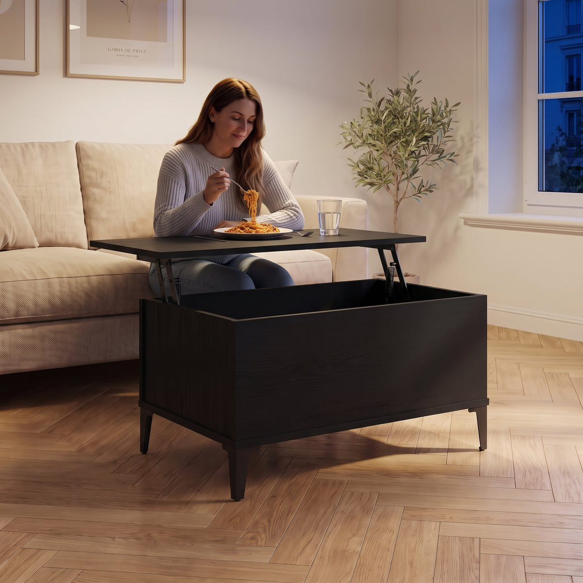 Petite table basse relevable pieds métal Elva 60 × 44,5 × 45 cm , noir au quotidien : dîner devant un film sur le plateau relevé #Dimensions_60 × 44,5 × 45 cm #Couleur_Noir