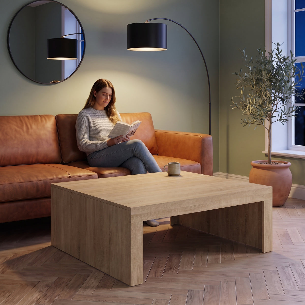 Table basse carrée décor bois 100x100 Carmo chêne sonoma au quotidien : lecture du soir, tasse de thé posée sur le plateau #Couleur_Chêne sonoma