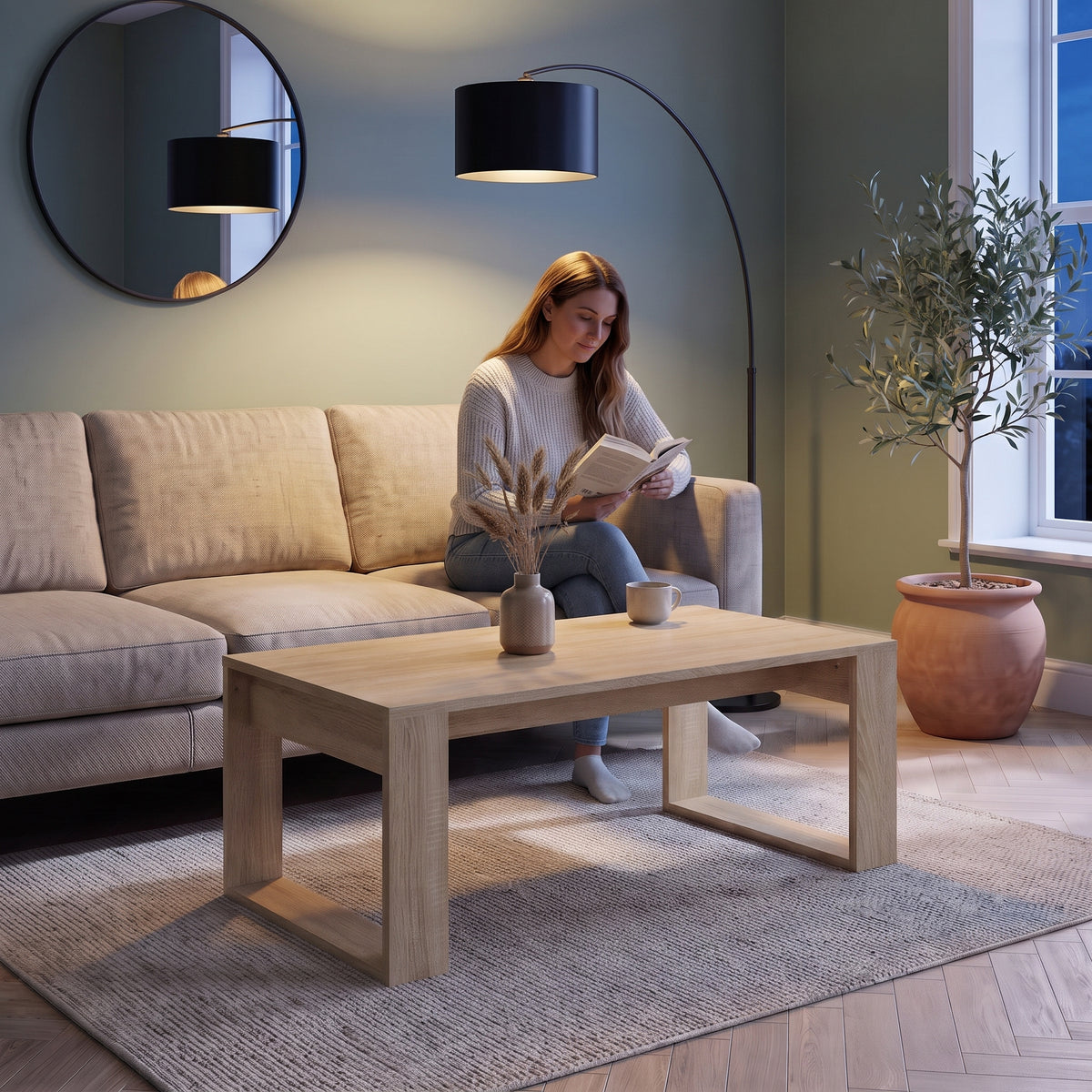 Table basse rectangulaire décor bois 102 cm Arlon chêne sonoma au quotidien : lecture du soir, tasse de thé posée sur le plateau #Couleur_Chêne sonoma