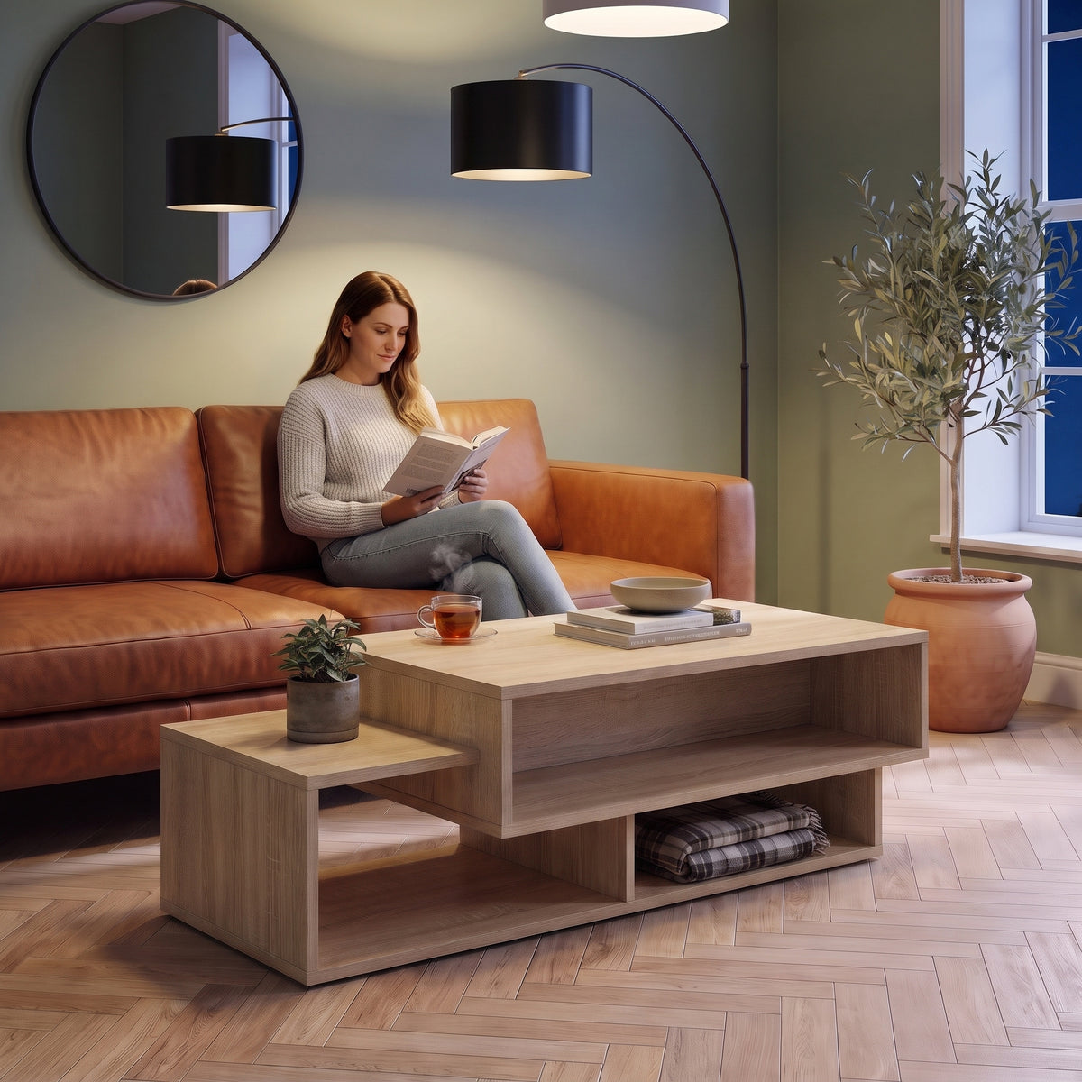 Table basse double plateau décor bois Mezza chêne sonoma au quotidien : lecture du soir, tasse de thé posée sur le plateau #Couleur_Chêne sonoma