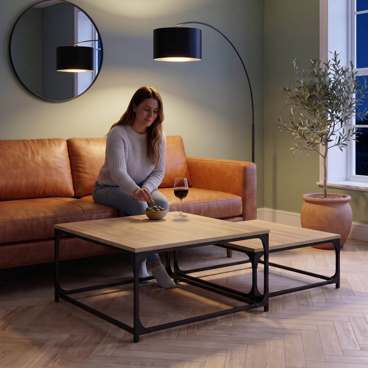 Tables basses gigognes carrées décor bois Duetta chêne sonoma au quotidien : apéritif du soir, verre de vin et olives sur les plateaux #Couleur_Chêne sonoma