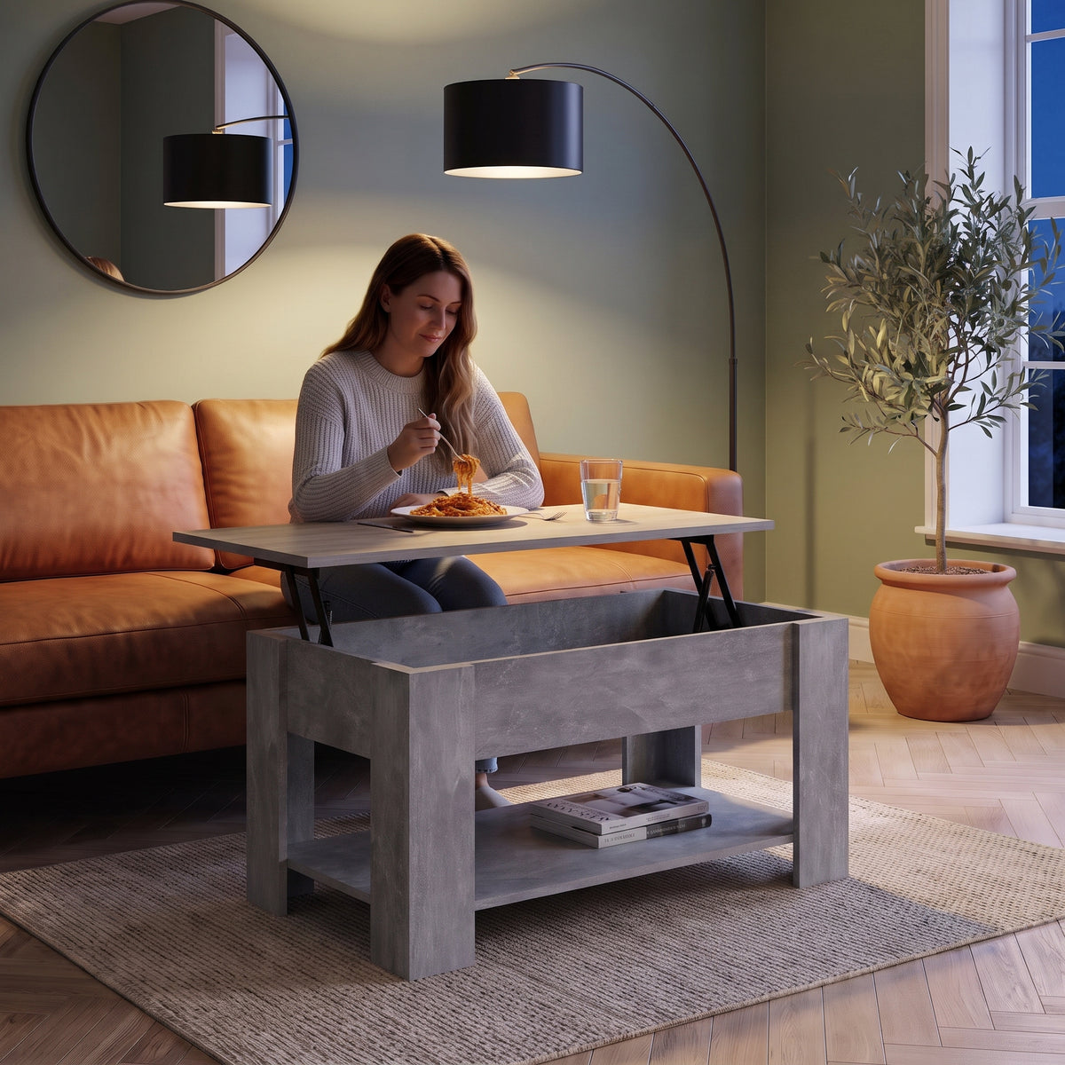 Table basse relevable avec rangement Onda gris béton , 101 × 49 × 52 cm au quotidien : dîner devant un film sur le plateau relevé #Couleur_Gris béton #Dimensions_101 × 49 × 52 cm
