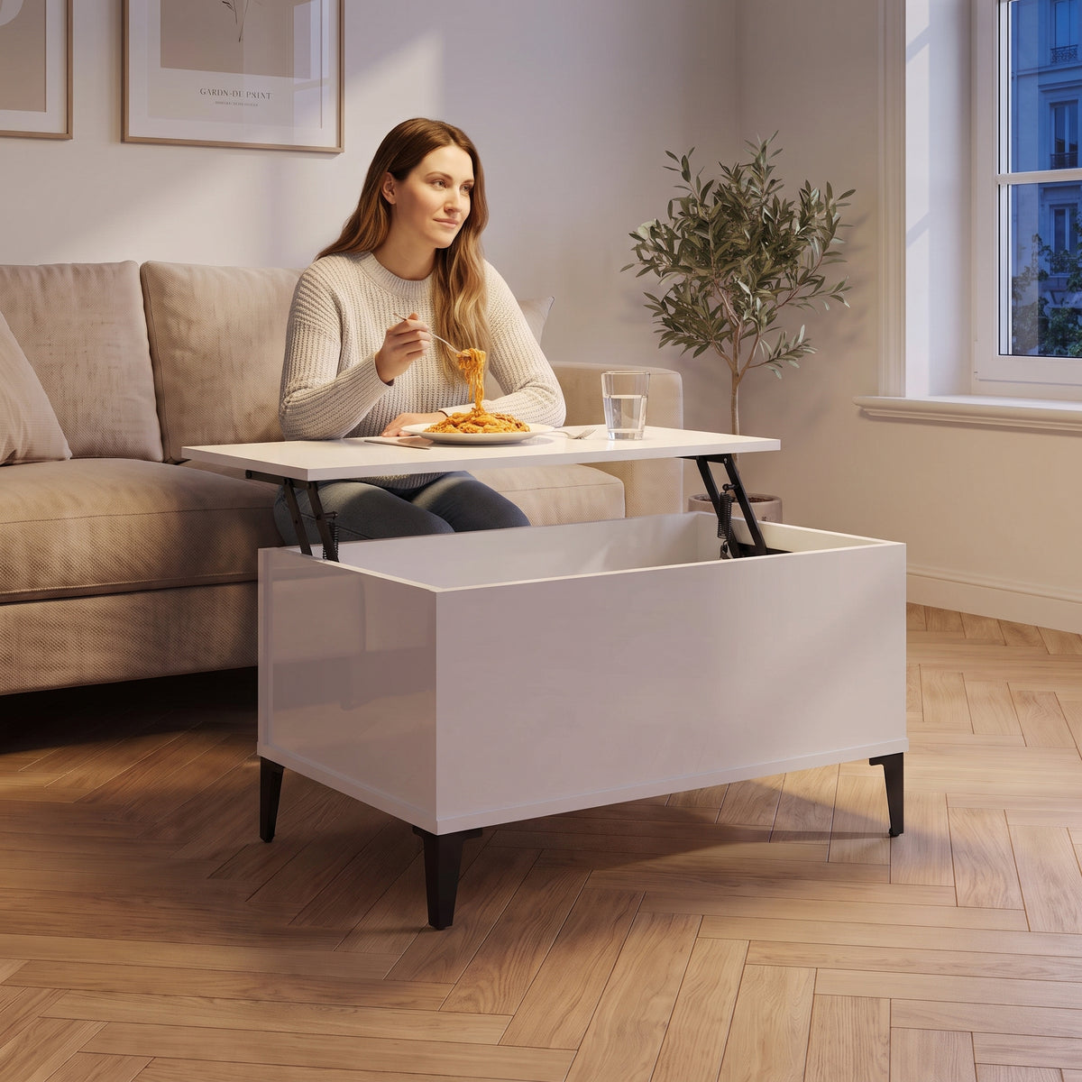 Petite table basse relevable pieds métal Elva 60 × 44,5 × 45 cm , blanc brillant au quotidien : dîner devant un film sur le plateau relevé #Dimensions_60 × 44,5 × 45 cm #Couleur_Blanc brillant