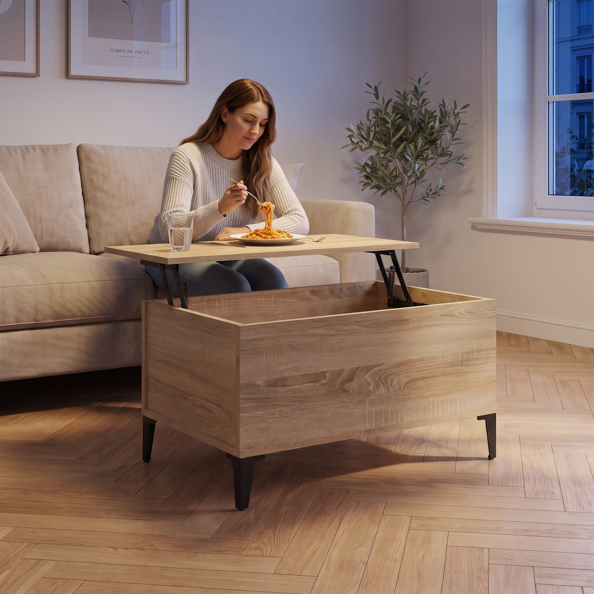 Petite table basse relevable pieds métal Elva 60 × 44,5 × 45 cm , chêne sonoma au quotidien : dîner devant un film sur le plateau relevé #Dimensions_60 × 44,5 × 45 cm #Couleur_Chêne sonoma