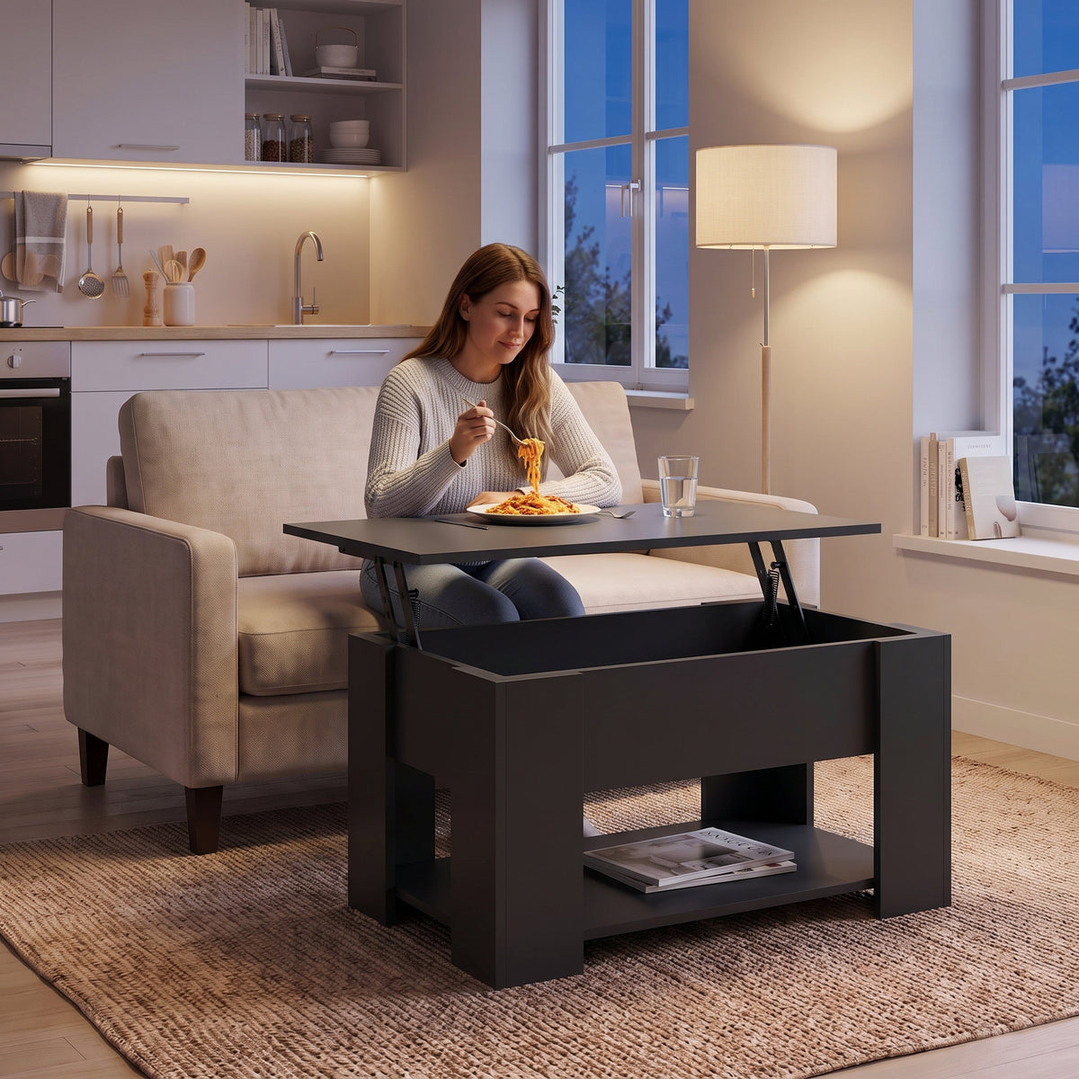 Table basse relevable avec rangement Onda noir , 79 × 49 × 41 cm au quotidien : dîner devant un film sur le plateau relevé #Couleur_Noir #Dimensions_79 × 49 × 41 cm