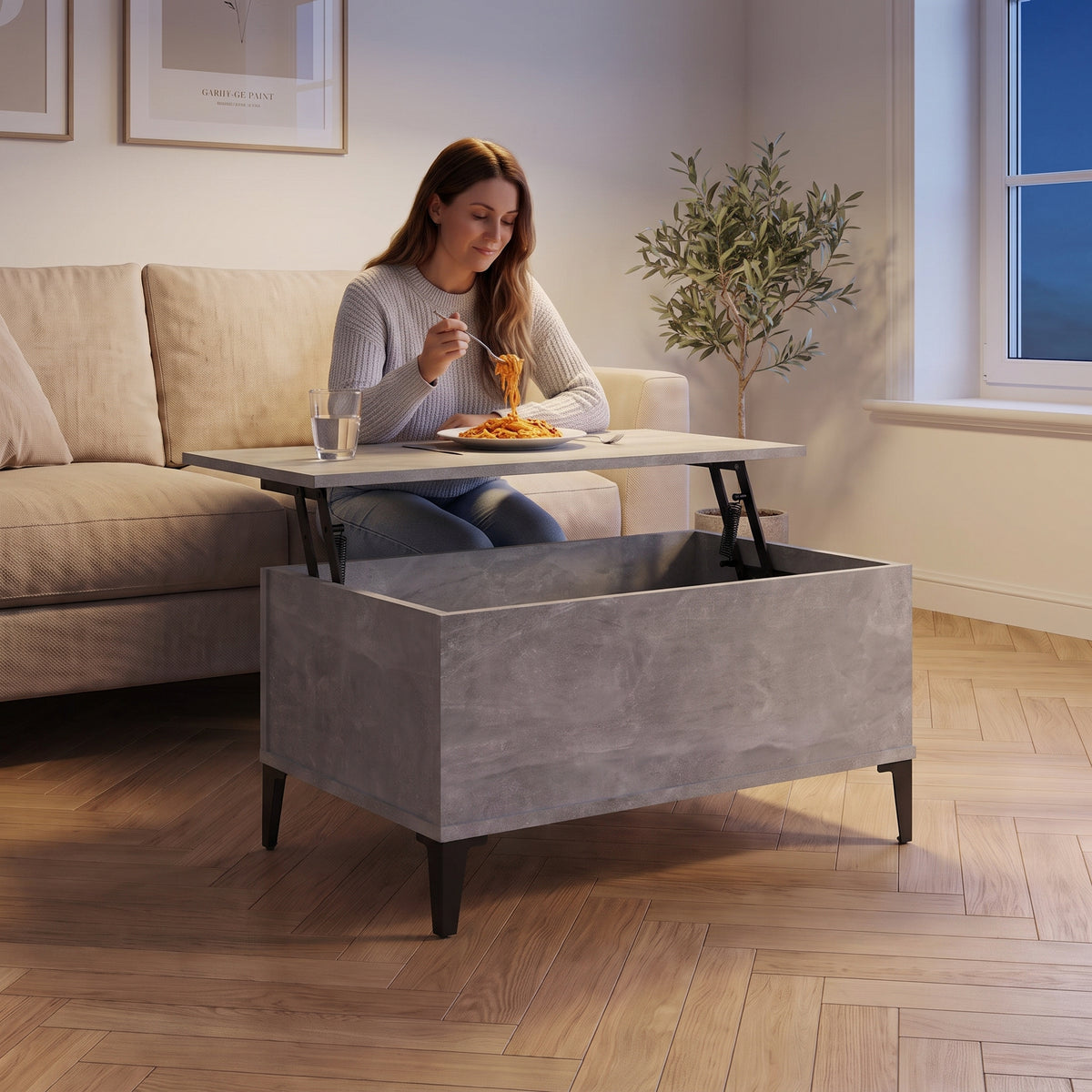 Petite table basse relevable pieds métal Elva 60 × 44,5 × 45 cm , gris béton au quotidien : dîner devant un film sur le plateau relevé #Dimensions_60 × 44,5 × 45 cm #Couleur_Gris béton