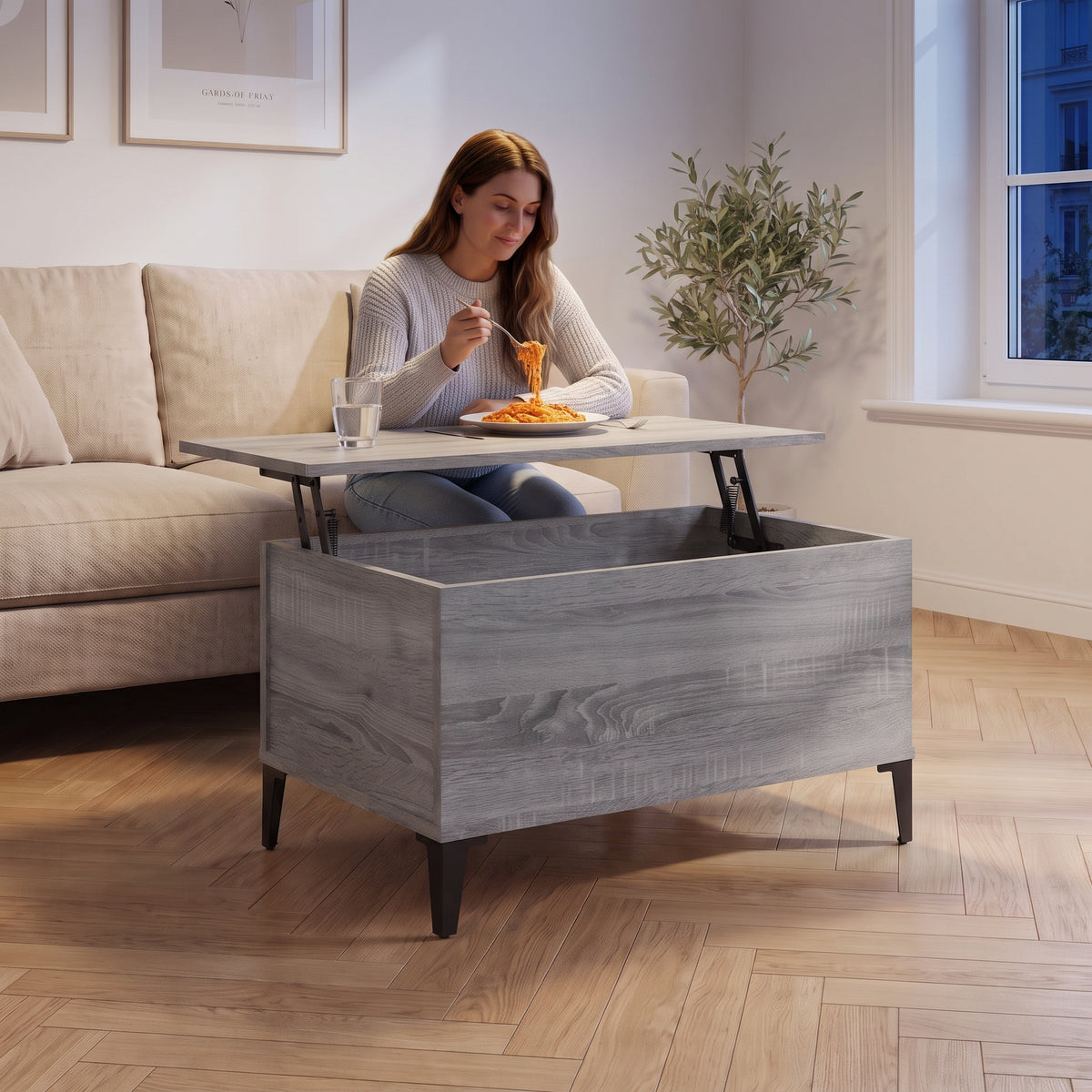 Petite table basse relevable pieds métal Elva 60 × 44,5 × 45 cm , sonoma gris au quotidien : dîner devant un film sur le plateau relevé #Dimensions_60 × 44,5 × 45 cm #Couleur_Sonoma gris