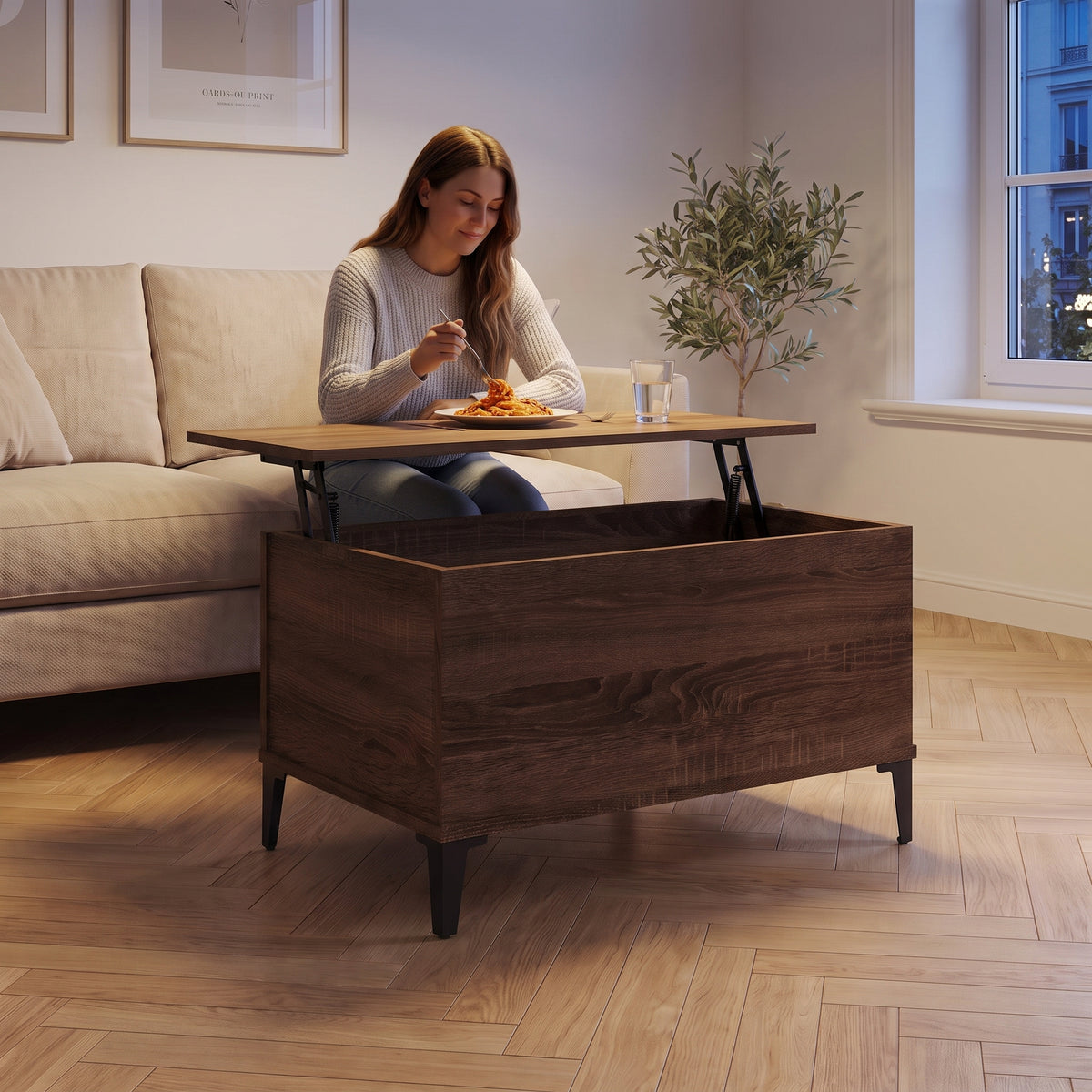 Petite table basse relevable pieds métal Elva 60 × 44,5 × 45 cm , chêne marron au quotidien : dîner devant un film sur le plateau relevé #Dimensions_60 × 44,5 × 45 cm #Couleur_Chêne marron