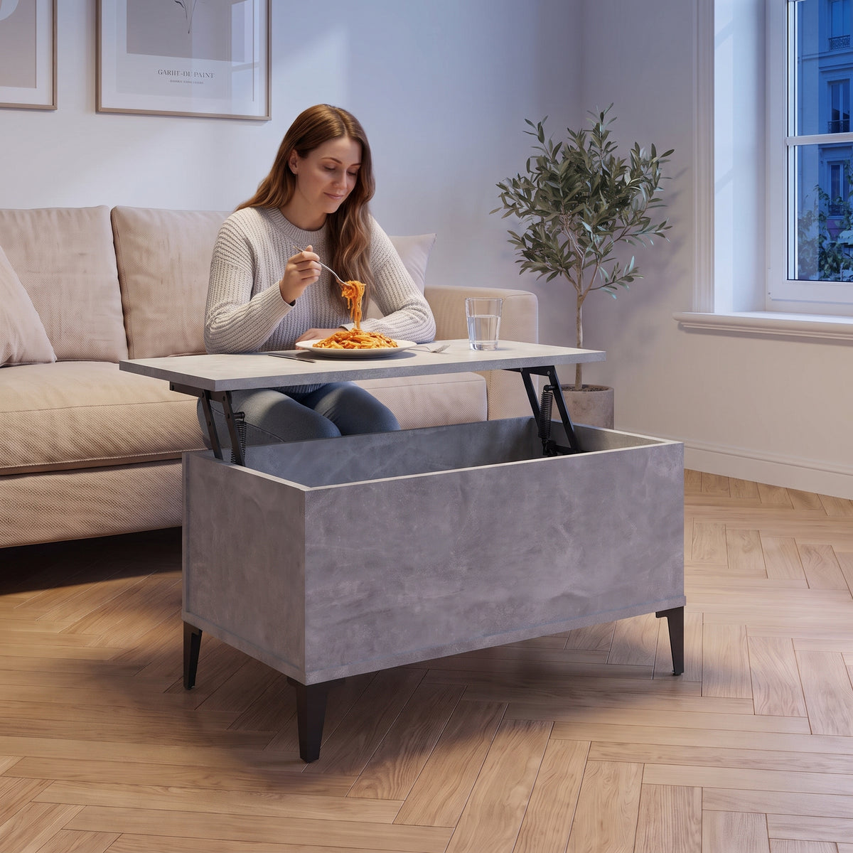 Petite table basse relevable pieds métal Elva 90 × 44,5 × 45 cm , gris béton au quotidien : dîner devant un film sur le plateau relevé #Dimensions_90 × 44,5 × 45 cm #Couleur_Gris béton