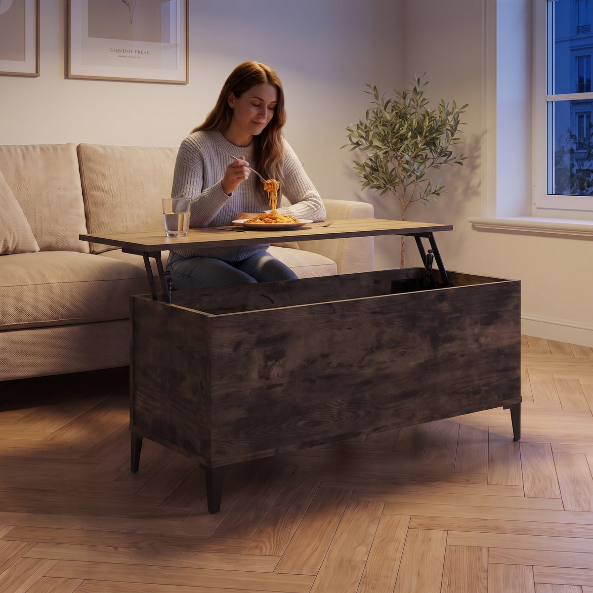 Petite table basse relevable pieds métal Elva 90 × 44,5 × 45 cm , chêne fumé au quotidien : dîner devant un film sur le plateau relevé #Dimensions_90 × 44,5 × 45 cm #Couleur_Chêne fumé