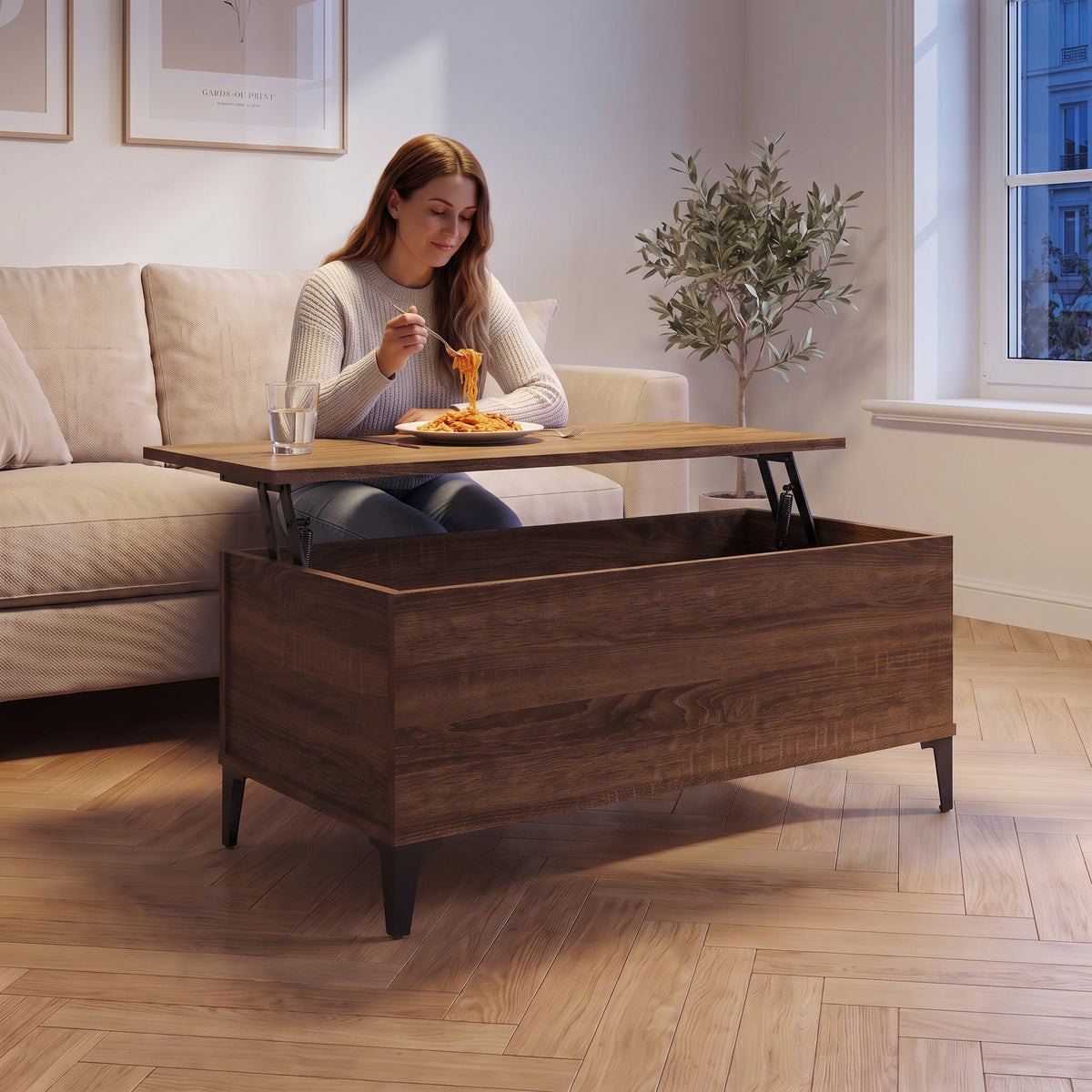 Petite table basse relevable pieds métal Elva 90 × 44,5 × 45 cm , chêne marron au quotidien : dîner devant un film sur le plateau relevé #Dimensions_90 × 44,5 × 45 cm #Couleur_Chêne marron