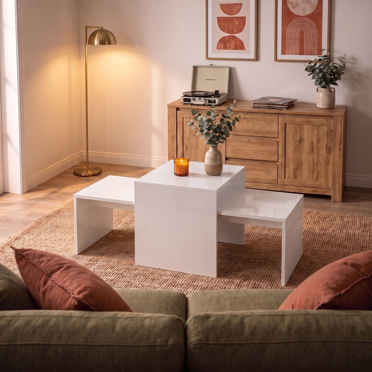 Tables gigognes Solna blanc brillant dans un salon chaleureux au soir — Maison Rovena #Couleur_Blanc brillant