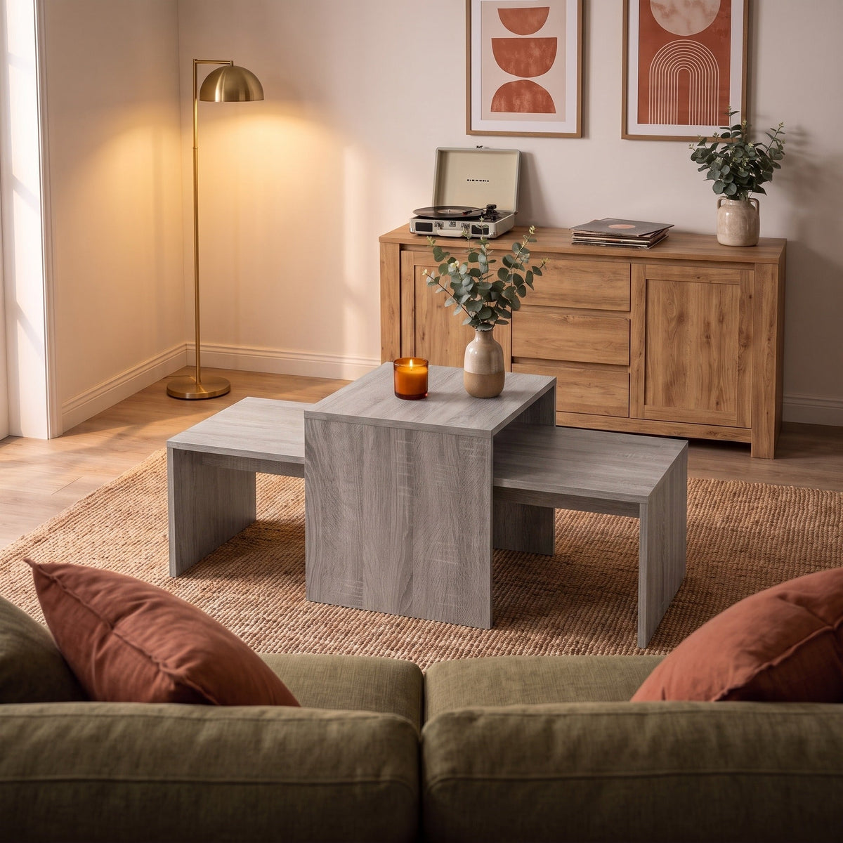Tables gigognes Solna sonoma gris dans un salon chaleureux au soir — Maison Rovena #Couleur_Sonoma gris