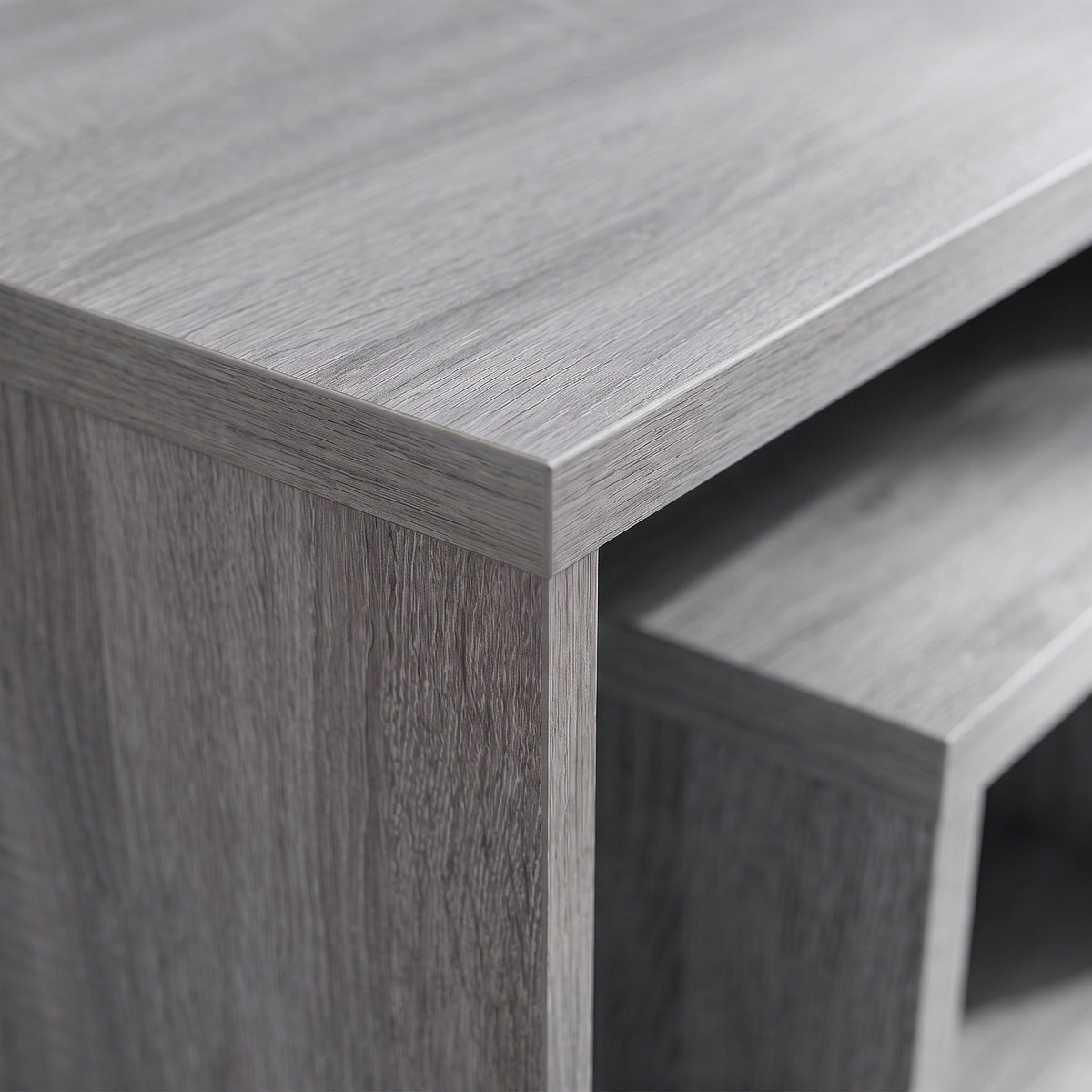 Détail de la finition sonoma gris des tables Solna #Couleur_Sonoma gris